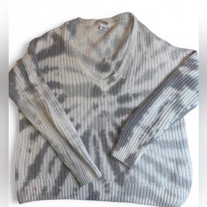 PINK Victoria's Secret Gray and White Sweater